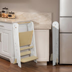 Torre de Aprendizaje Plegable: torre plegada y guardada junto a un mueble de cocina