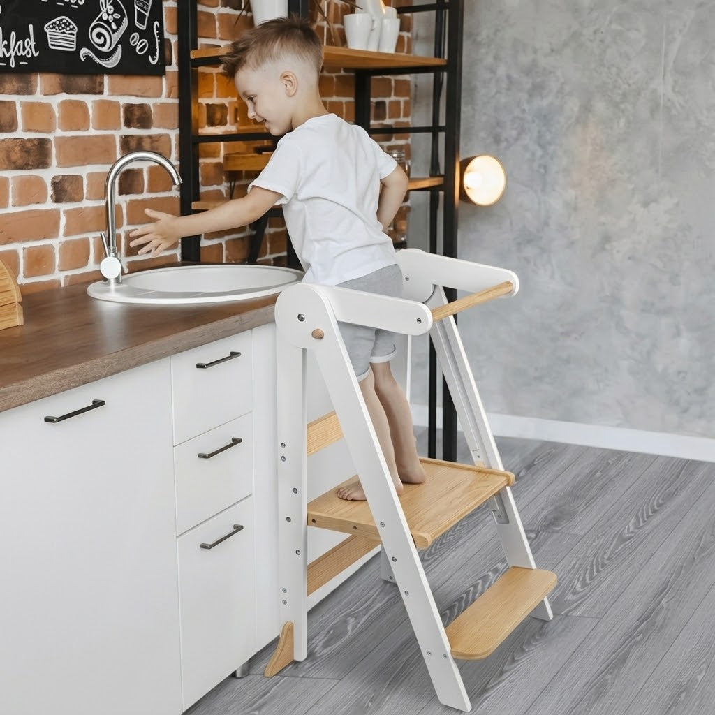 Torre de Aprendizaje Plegable: niño usando la torre junto al lavaplatos