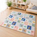 Playmat Plegable XPE 180 × 200: playmat plegable con letras y animales extendido en una sala infantil