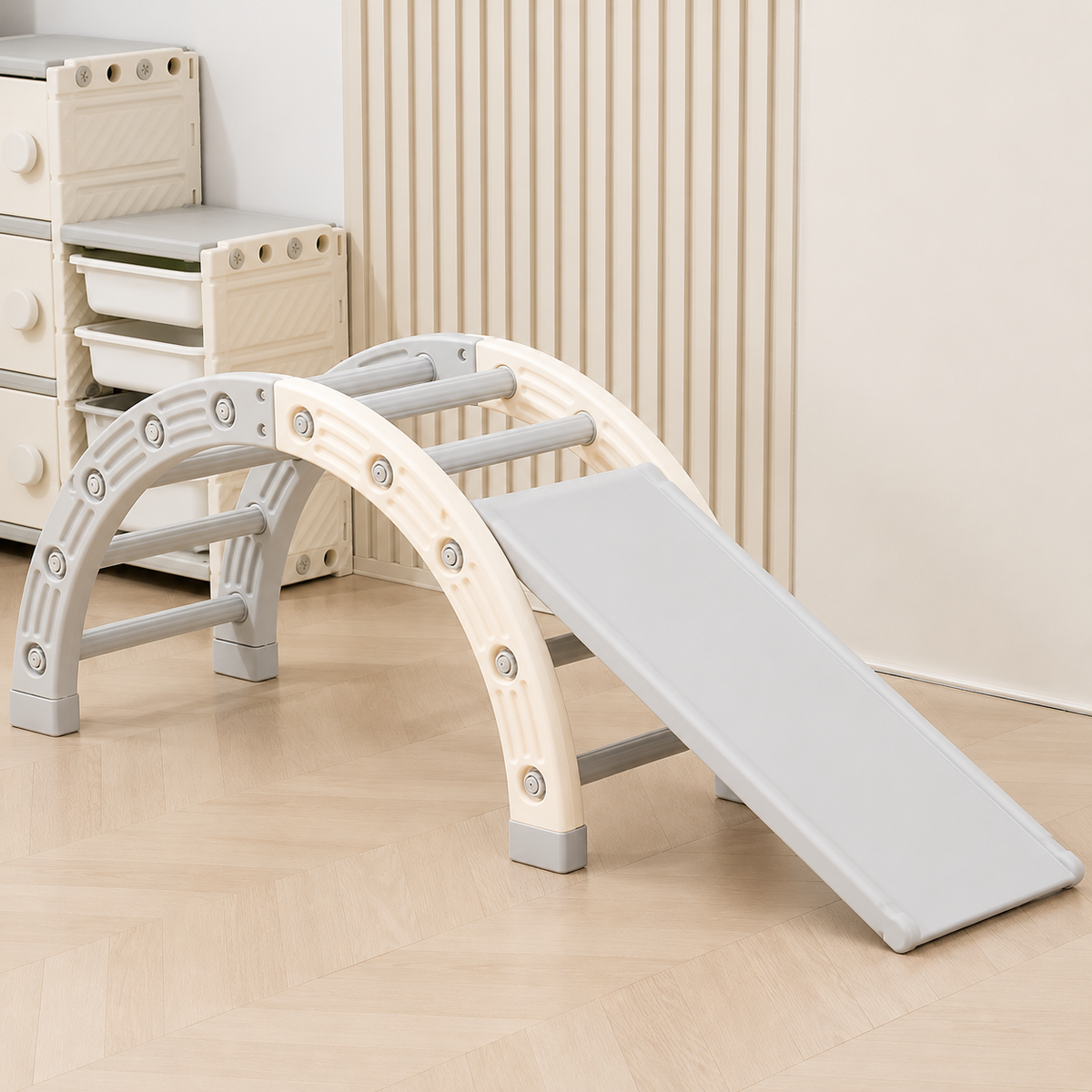 Arco Pikler con Rampa: arco Pikler de madera con rampa instalado en una sala
