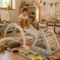 Set Juego Pikler 3 en 1: niño jugando con arco, triángulo y rampa del set Pikler