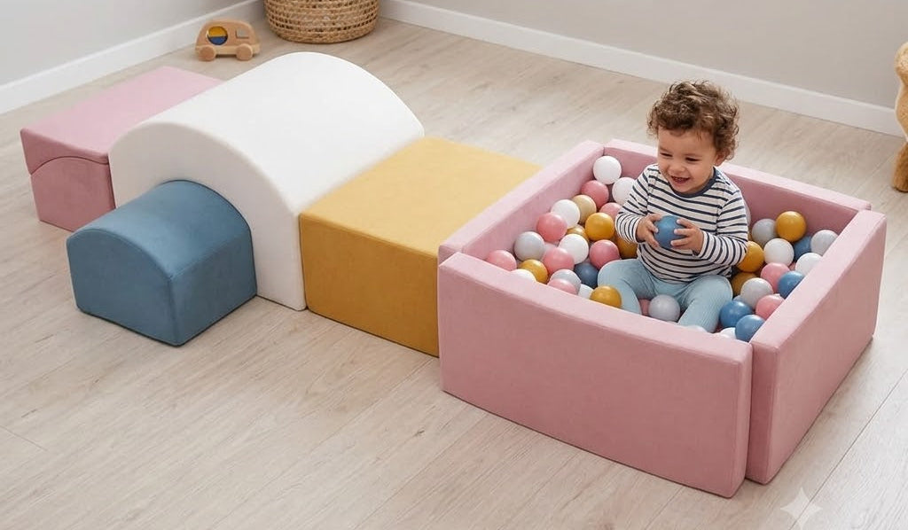 Set de espuma Aventura con niño junto a piscina de pelotas