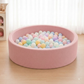 Piscina de Pelotas Terciopelo: piscina de pelotas rosada de terciopelo en una sala