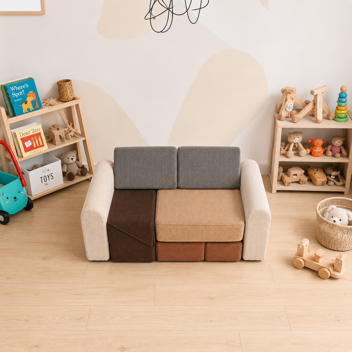 Sofá modular de espuma armado en una sala infantil