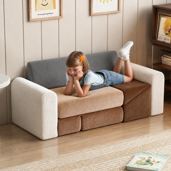Sofá Modular de Espuma: niña recostada sobre el sofá modular de espuma armado