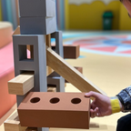 Bloques de Construcción Goma EVA 100 Piezas: niño construyendo con bloques grandes de goma EVA