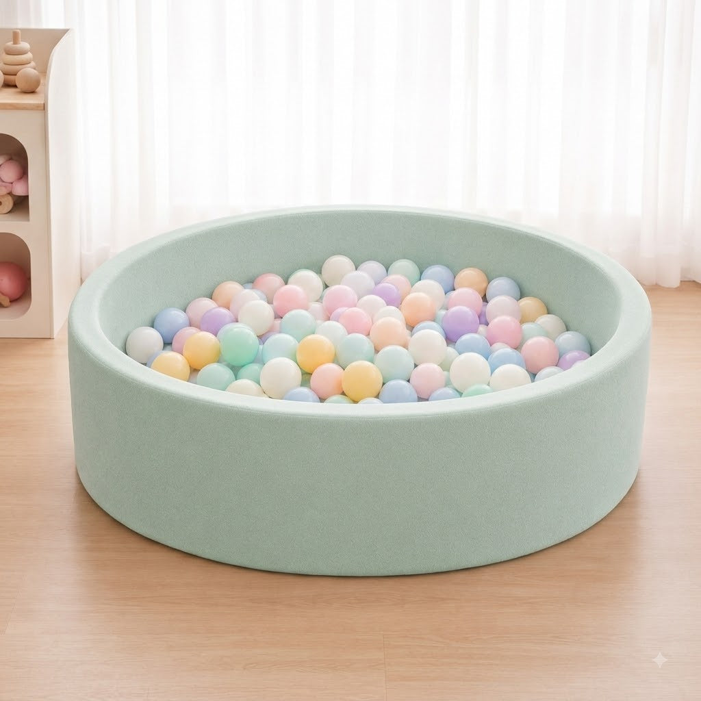Piscina de Pelotas Terciopelo: piscina de pelotas verde menta en una sala