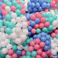 100 pelotas plásticas de 5,5 cm en tonos pastel vistas de cerca