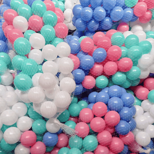 100 pelotas plásticas de 5,5 cm en tonos pastel vistas de cerca