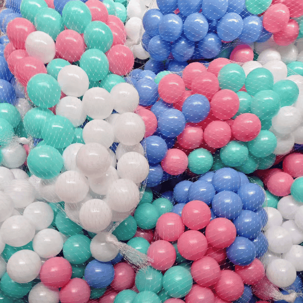 100 pelotas plásticas de 5,5 cm en tonos pastel vistas de cerca
