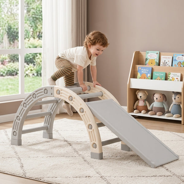 Arco Pikler con Rampa: niña usando el arco Pikler con rampa en una sala de juegos