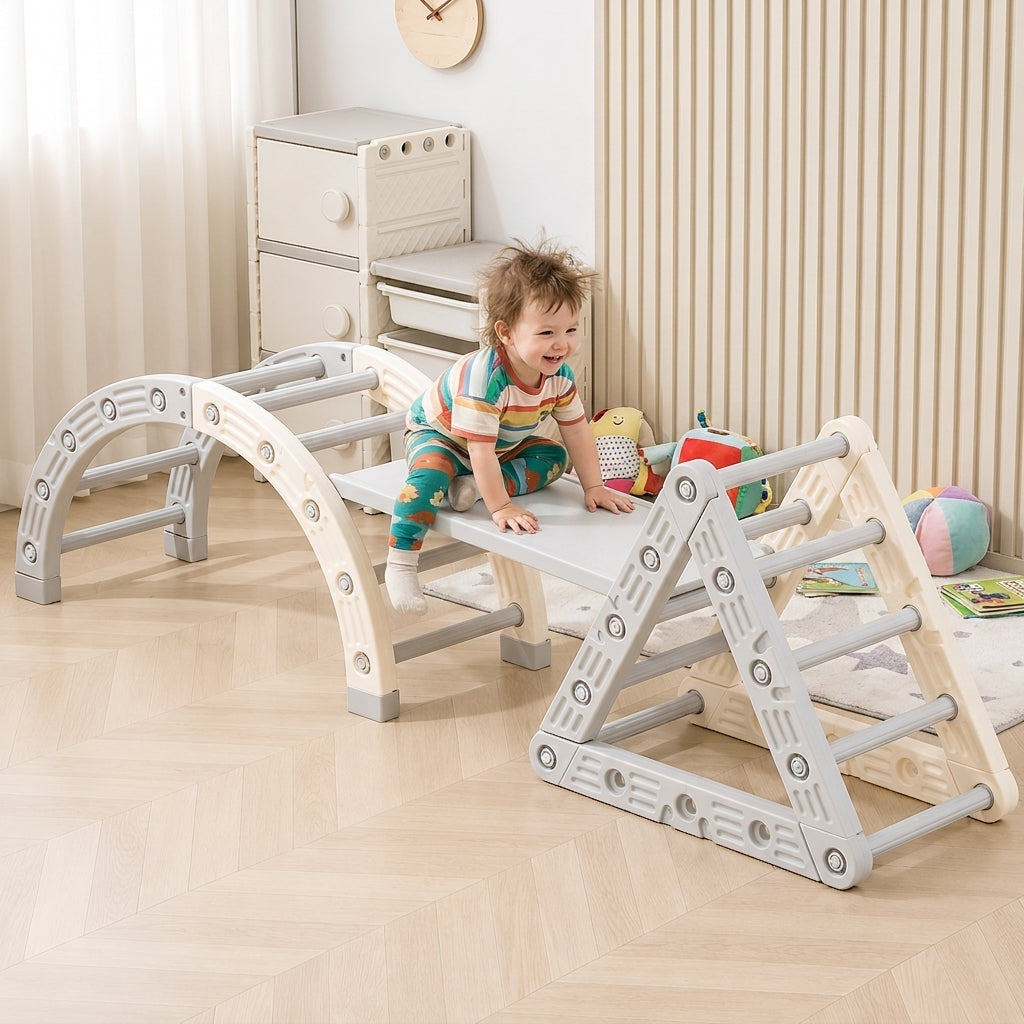 Set Juego Pikler 3 en 1: niño jugando dentro de una configuración del set Pikler