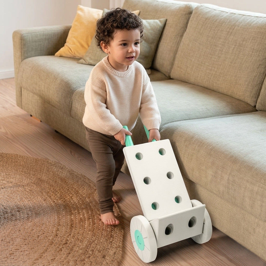 Niño jugando con un vehículo construido con bloques modulares y ruedas