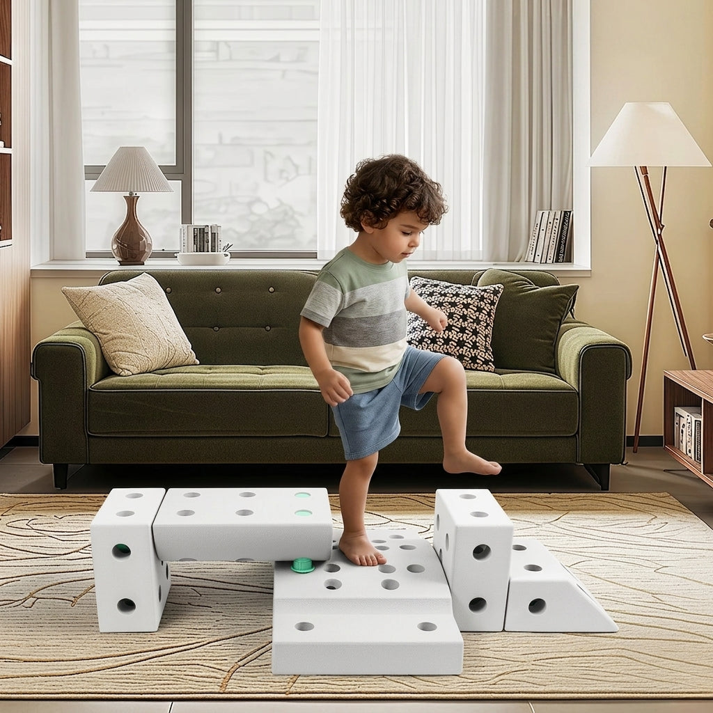 Niño jugando sobre un puente de equilibrio armado con bloques modulares